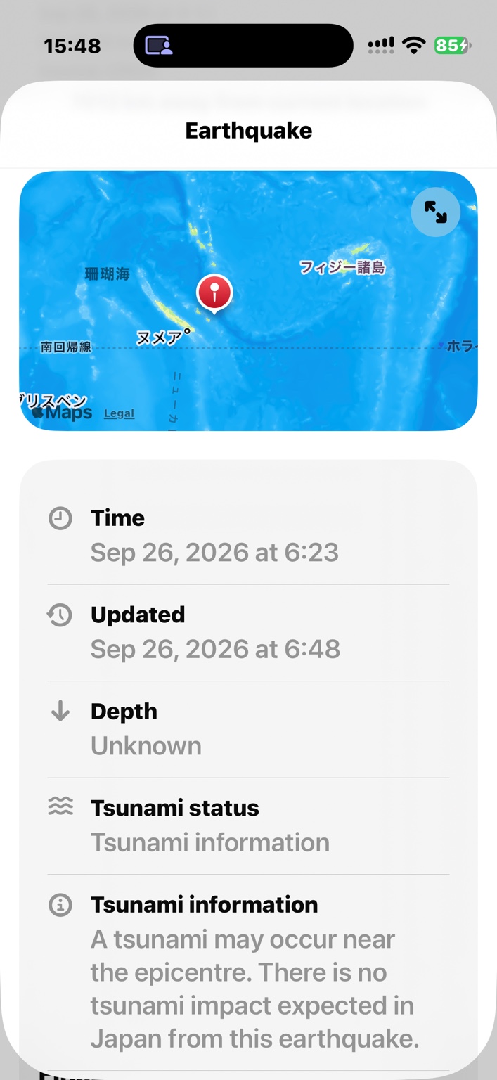 英語表示のGlobal Quake+地震詳細画面。日本語の地名が付いたニューカレドニア付近の地図と、津波の影響についての情報源による説明を表示
